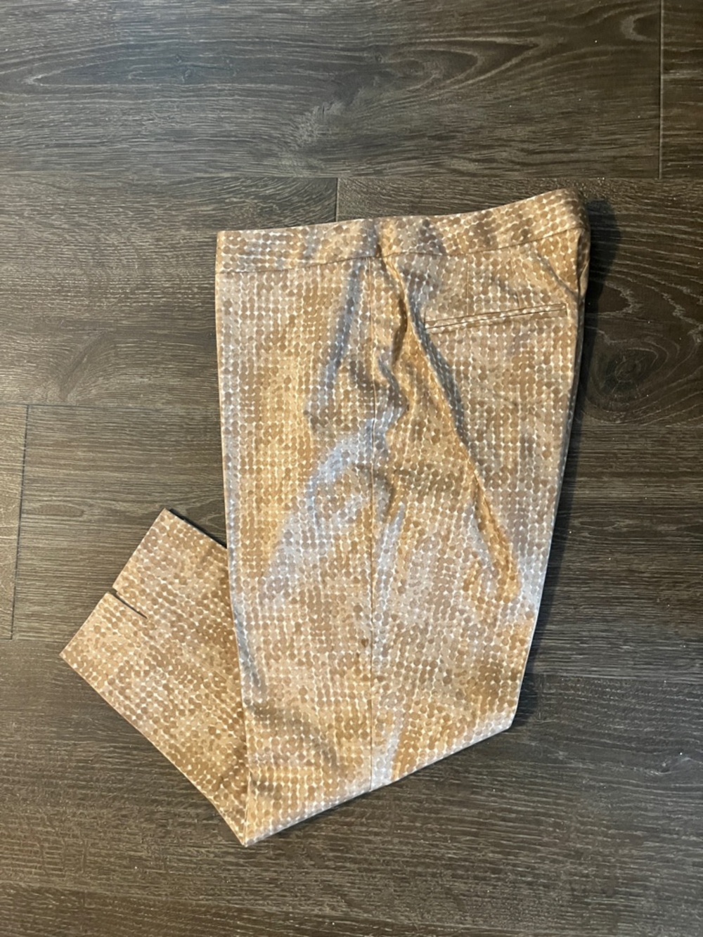 💛 Women’s Chico’s Tan Patterned Cropped Pants Size 2 (12) - Picture 2 of 6